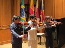 Julian, Esteban y Alan interpretan "Musette" de J.S. Bach